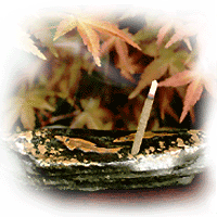 石蒔絵香立に線香を焚く